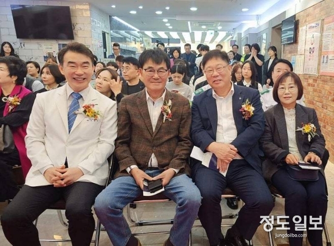 왼쪽부터) 성영모 강남여성병원장, 김봉식 수원문화원장, 이상균 팔달구청장, 김형숙 팔달구보건소장.