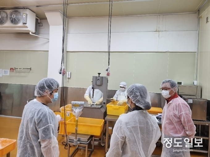 점검반이 식자재 공동구매업체 현장 점검을 하고 있다.