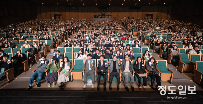 경기아트센터 대극장에서 열린 ‘경기청년 갭이어 페어(Fair)’에서 김성중 행정1부지사 등 참석자들이 기념촬영을 하고 있다. =자료사진 경기도
