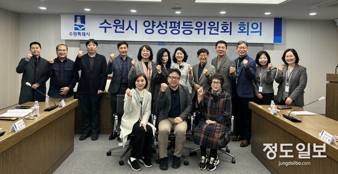 김현수 제1부시장(앞줄 가운데)과 양성평등위원회 위원들이 함께하고 있다.