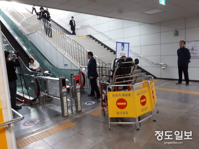 수원시가 고색역에서 승강기 사고대응 실전 모의훈련을 하고 있다.
