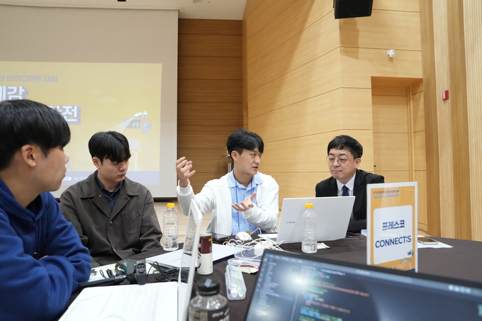 참가자들이 전문가 멘토링에 참여하고 있다.