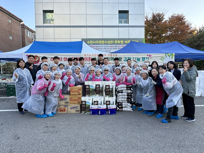 행사 참가자들이 김장을 하고 기념사진을 촬영하고 있다.<br>
