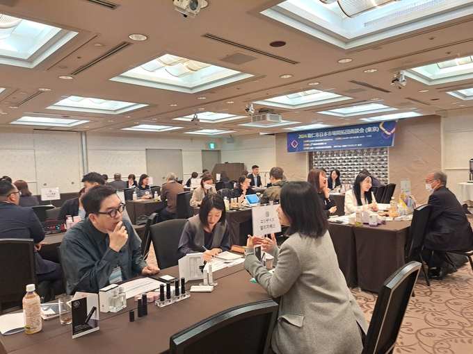10월 6일 일본 오사카 플라자호텔에서 열린 수출상담회에서 관내 중소기업 관계자들이 일본 기업 바이어들과 상담을 하고 있다. = 자료사진 용인시