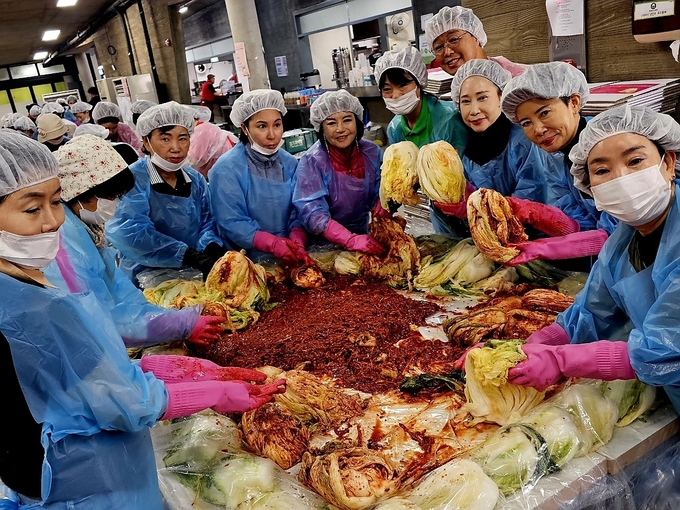 보기만해도 맛깔스러운 사랑과 정성이 깃든 김장김치들이 풍성한 느낌이다.