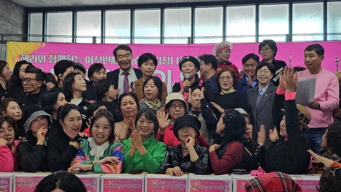 내외빈 및 봉사자들의 밝고 환한 모습의 기념사진.