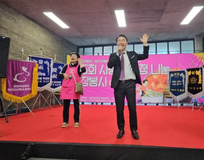 성영모 강남여성병원장(오른쪽)과 허수진 총회장.(왼쪽)
