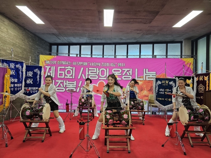 김장김치를 담그기 전 식전 공연으로 사나래예술단(전미숙 단장)의 흥겨운 장구 공연.