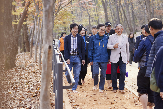 13일 오후 군포시 수리산 산림욕장 황톳길에서 김동연 경기도지사와 시민들이 맨발로 산책을 하고 있다. = 자료사진 경기도