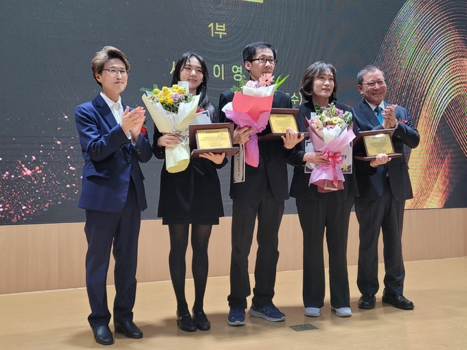 수상 작가들이 기념사진을 찍고 있다.