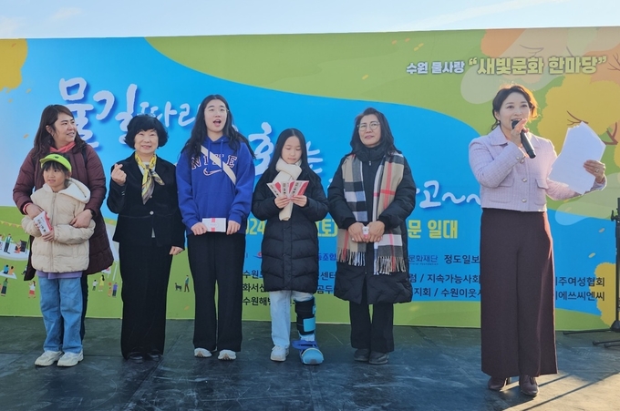 김수산나 아나운서(우측)의 진행이 돋보였던 이날 시상식에는 어린아이의 반짝이는 시어가 순수함을 밝혀주었다. 좌측부터 1등 장원에 김수린양과 모친, 박금례 심사위원장, 2등 방안 서보연씨, 3등 탐화랑 강연서양, 김선자 심사위원, , 