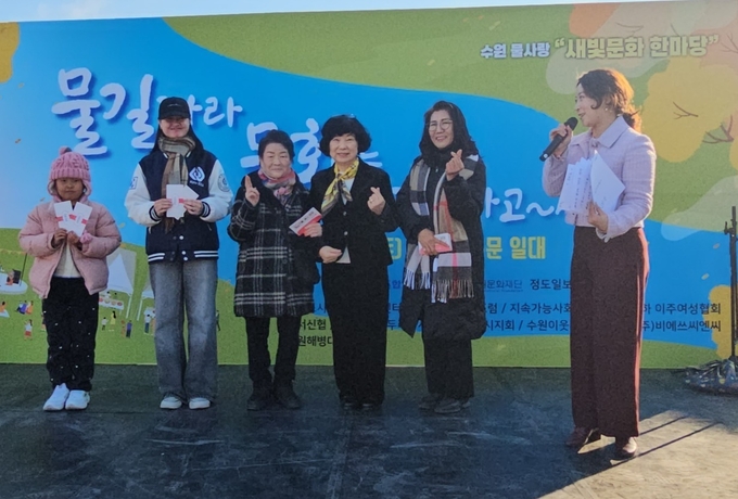 좌측부터 최보경 어린이, 외국인 마르조나씨, 83세 최고령 김연옥님이 특별상을 수상했다. 