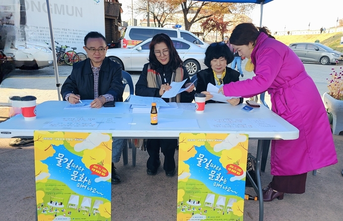 좌측부터 정도일보 김제영 편집국장, 김선자 문화국장, 박금례 상임고문(심사위원장), 김수산나 아나운서가 3~7행시 응모작들을 살펴보고 있다.