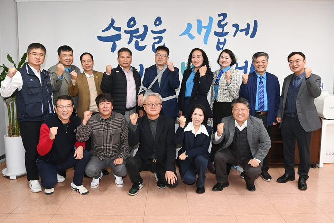 베트남 하이즈엉성 노동단체 대표단과 간담회 참석자들이 기념사진을 촬영하고 있다.(사진 위 왼쪽에서 다섯 번째 김현수 제1부시장)