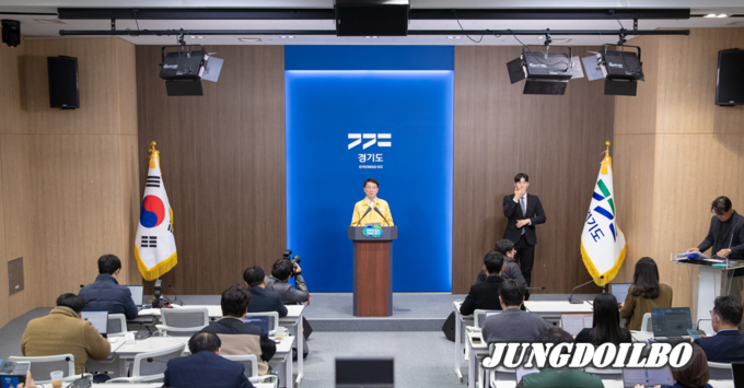  김성중 경기도 행정1부지사가 26일 오후 경기도청에서 대북전단 살포 방지 위험구역 설정 기간을 무기한 연장한다는 내용의 기자회견을 하고 있다 = 자료사진 경기도