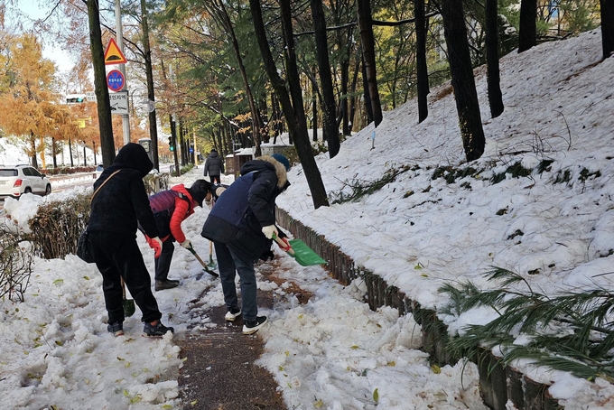 태장고등학교 인근 인도 보행로. 제설 작업