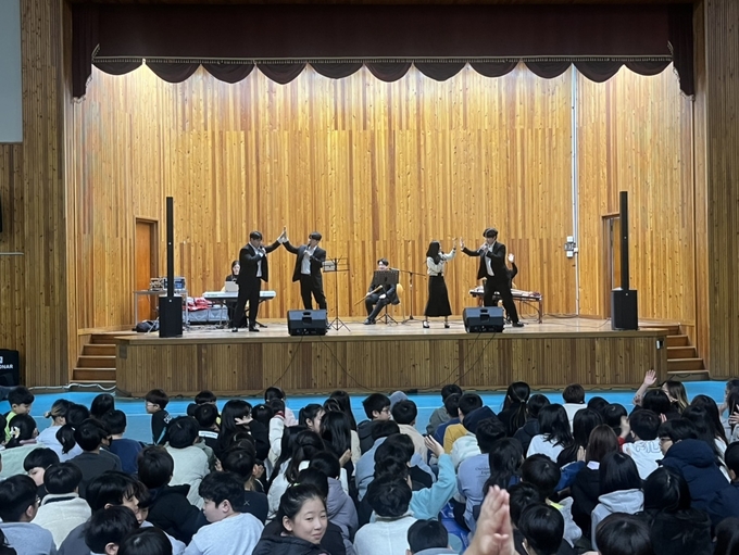 파장초등학교에서는 지난 26일 팝페라 공연을 통한 학생들의 문화적 소양 고취를 진행해 큰 호응을 받았다.. 