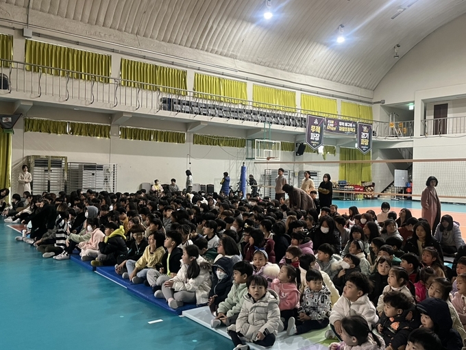 파장초등학교에서는 지난 26일 팝페라 공연을 통한 학생들의 문화적 소양 고취를 진행해 큰 호응을 받았다.. 