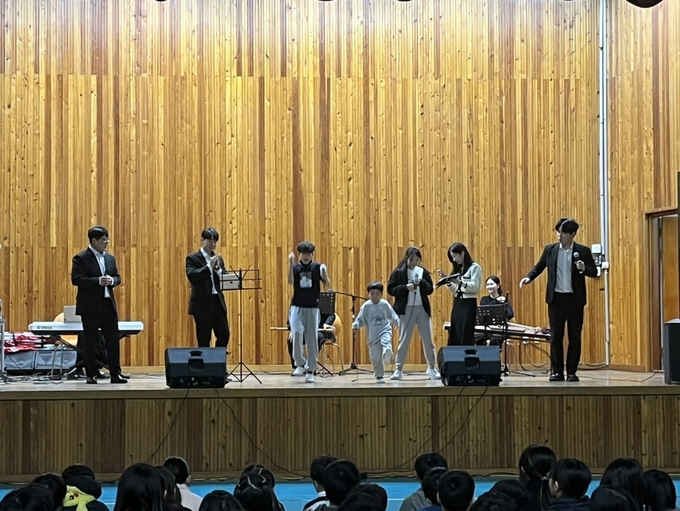 파장초등학교에서는 지난 26일 팝페라 공연을 통한 학생들의 문화적 소양 고취를 진행해 큰 호응을 받았다.. 