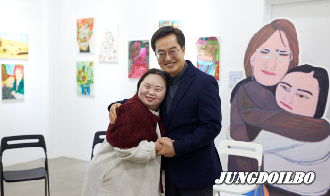 김동연 지사가 정은혜 작가와 기념촬영을 하고 있다 = 자료사진 경기도