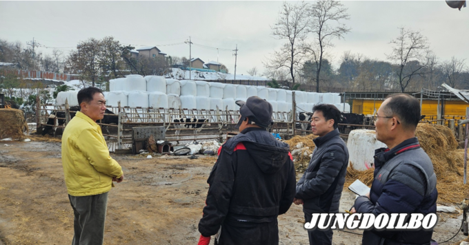 <strong>폭설 피해 축사농가 돌아보는 정장선 평택시장 = 자료사진 평택시</strong>
