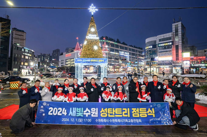 이재준 시장(가운데)과 참석자들이 함께하고 있다.
