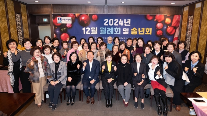 이재준 시장(앞줄 왼쪽 4번째)과 수원시 여성자문위원회 회원들이 기념촬영을 하고 있다.
