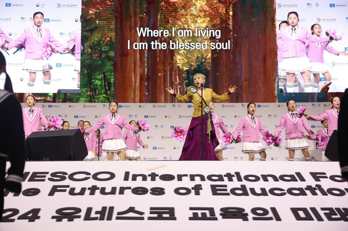 2일 열린 '2024 유네스코 교육의 미래 국제포럼' 개막식 기념공연에서 '경기공유학교'에서 교육받은 학생들이 세계적 소프라노 조수미와 합동공연을 펼치고 있다 = 자료사진 경기도교육청
