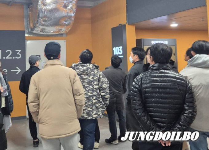 시 관계자와 입주예정자, 현장 관계자가 용인 경남아너스빌 디센터 사전점검을 하고 있다 = 자료사진 용인시