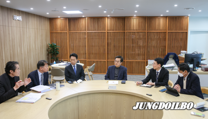 김동연 도지사가 안성과 평택 등 폭설 피해지역을 다녀온 뒤 긴급 대책회의를 진행하고 있다 = 자료사진 경기도