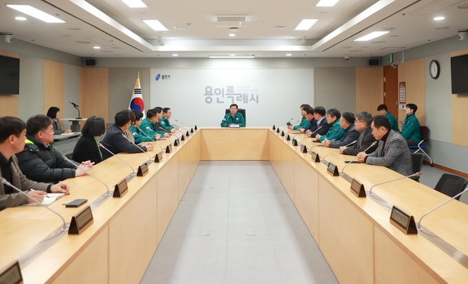 이상일 용인특례시장이 4일 새벽 대통령의 비상계엄 해제 담화 직후 간부회의를 열어 시 공직자들에게 제 자리를 지키면서 맡은 책임을 다할 것을 주문했다. = 자료사진 용인시