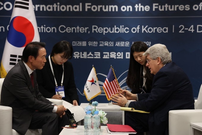 4일 진행된 임태희 경기도교육감과 페르난도 레이머스 유네스코 국제미래교육위원회 위원간 양자회담 장면 = 자료사진 경기도교육청