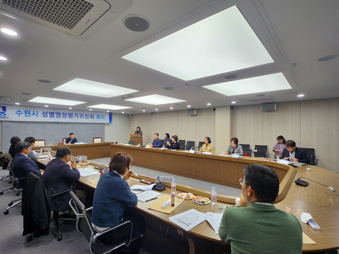 2024년 제2회 수원시 성별영향평가위원회에서 위원들이 우수사업 후보를 심의하고 있다.