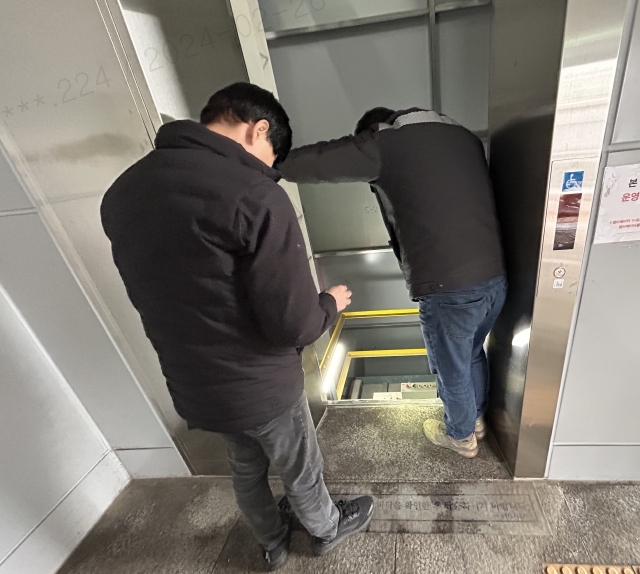 점검반이 시설을 점검하고 있다.