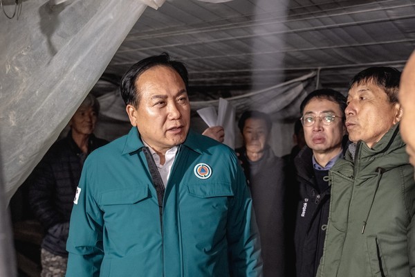 이권재 오산시장이 지난 5일 초평동 지역에 방문해 폭설 피해 현장을 살피고 있다 = 자료사진 오산시