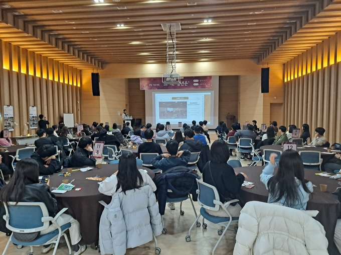 수원시가 2024년 청년지원센터 성과보고회를 열고 있다.