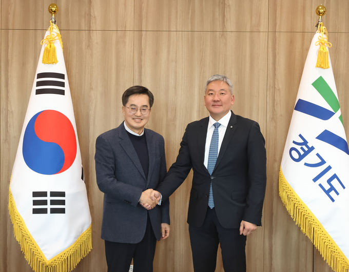 9일 오후 김동연 경기도지사가 집무실에서 이주옥 WEF 아.태 사무국장과 면담하고 기념촬영을 하고있다 = 자료사진 경기도