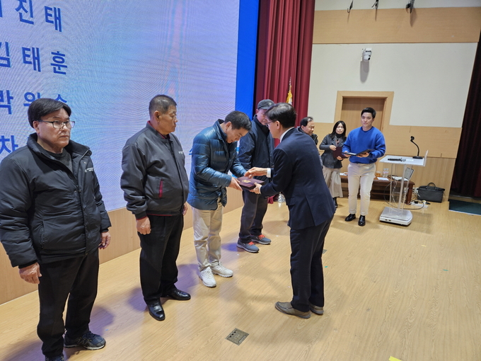 현근택 수원시 제2부시장이 모범관리인에게 표창을 수여하고 있다.