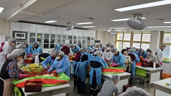 교직원, 학부모, 학생들이 함께 만들어 교내 어려운 학생 및 이웃 주민들과 함께 나누는 송원중학교의 김장나눔 행사는 무엇보다 학생들에게 뿌듯한 추억이 될 것으로 보인다.