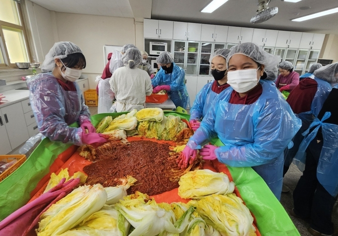 교직원, 학부모, 학생들이 함께 만들어 교내 어려운 학생 및 이웃 주민들과 함께 나누는 송원중학교의 김장나눔 행사는 무엇보다 학생들에게 뿌듯한 추억이 될 것으로 보인다.