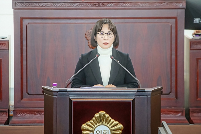위영란 더불어민주당 당대표가 지난 16일 제3차 본회의에서 윤석열 탄핵심판 청구 인용 결의안을 제안 설명하고 있다.