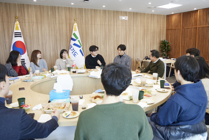 18일 오전 경기도청 집무실에서 김동연 경기도지사가 아주대학생 9명과 함께 브라운백 미팅을 하고 있다 = 자료사진 경기도
