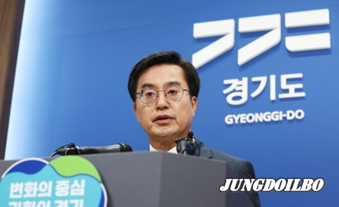 19일 오전 김동연 경기도지사가 경기도청 브리핑룸에서 경제재건 제안을 위한 긴급브리핑을 하고있다 