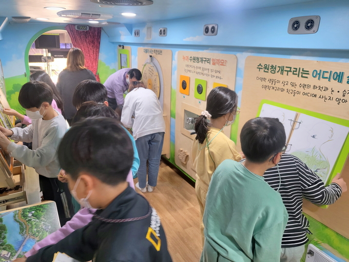 송림초등학교에서 찾아가는 수원이 환경교실이 열린 모습.