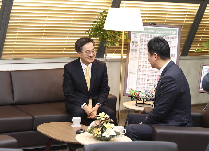 26일 오전 김동연 도지사가 김진경 도의회 의장을 만나 예산안 처리에 대한 면담을 하고있다. = 자료사진 경기도