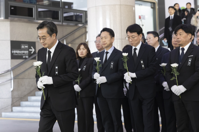 김동연 경기도지사가 31일 김성중 행정1부지사, 고영인 경제부지사, 조선호 소방재난본부장, 주요 실국장 등과 수원역에 마련된 제주항공 여객기 사고 희생자 합동분향소를 방문해 희생자들을 추도하고 있다 = 자료사진 경기도