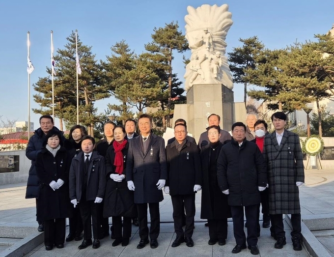국민의힘 화성갑 당원협의회가 2025년 새 해 첫 날 행사로 화성시 현충탑과 무안국제공항 참사자 분향소를 찾아 순국선열 및 희생자들에 대한 깊은 애도의 뜻을 표했다.