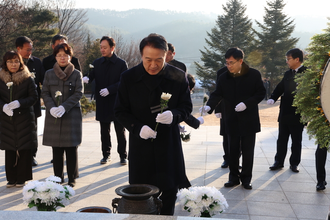양주시 현충탑 참배로 2025년 첫 공식 일정 시작 = 자료사진 경기도교육청