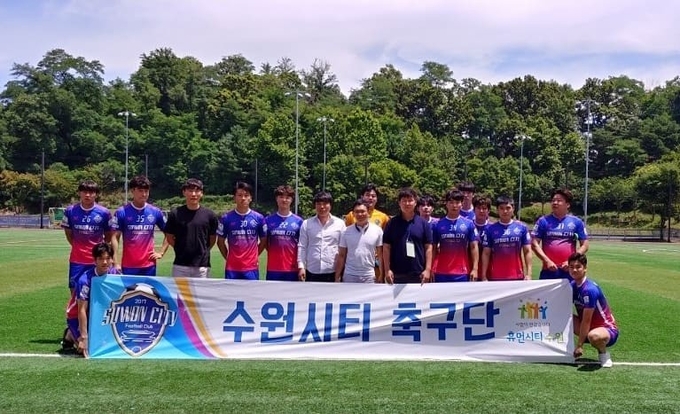 수원시티 축구단원들과 함께 기념사진(왼조에서 6번째)