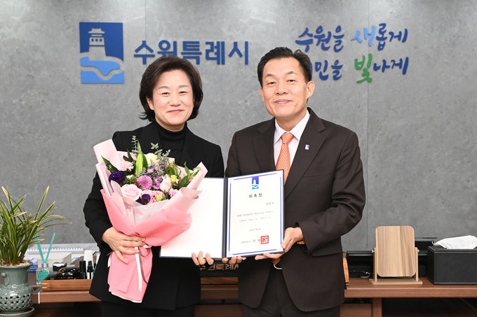 위촉장 수여 후 이재준 수원시장과 김보미 수원시립합창단 예술감독이 함께하고 있다.